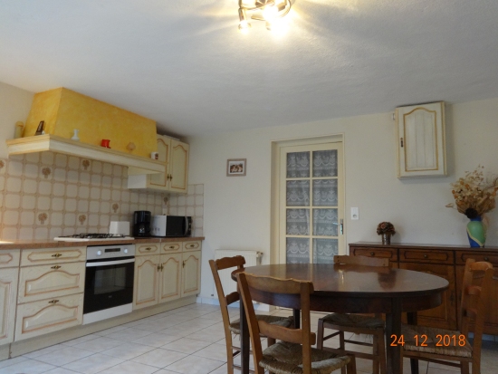 S&eacute;jour avec coin cuisine Les M&eacute;sanges Leycuras